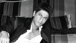 Shahrukh Khan Sitting At Floor Wallpaper
