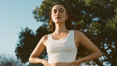 Casual Sleeveless Solid White Top Wearing Phoebe Tonkin