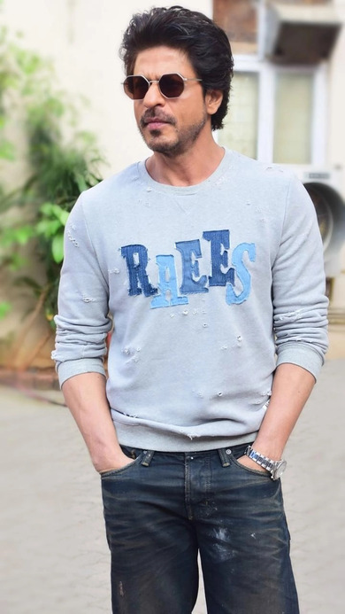 Shahrukh Khan with Raees Tshirt