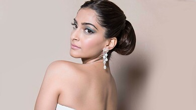 Sonam Kapoor Wear Beautiful Diamond Earring