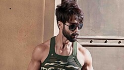 4K Pic of Shahid Kapoor with Black Sunglasses