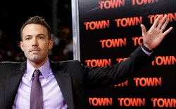 Actor Ben Affleck With Open Hands Wallapaper