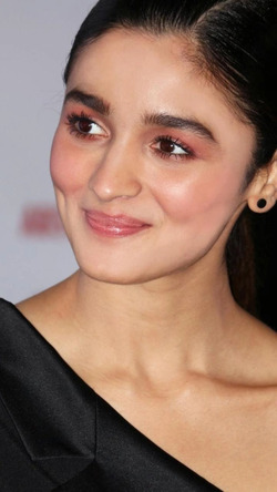 Alia Bhatt with Beautiful MackUp