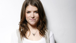 Anna Kendrick Wearing New Chain On Neck