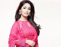 Bollywood Celebrity Yami Gautam In Pink Suit