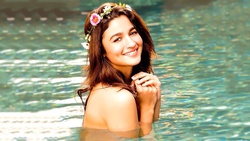 Cute Alia Bhatt in Swimming Pool Wallpaper