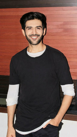 Kartik Aaryan Mobile Photo