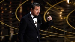 Leonardo Dicaprio Holding Oscar 4K Wallpaper