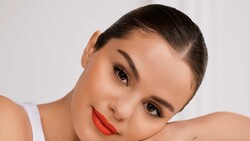 Selena Gomez in Clean Face with Red Lipstic