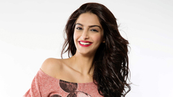 Sonam Kapoor Cute Smile Pic